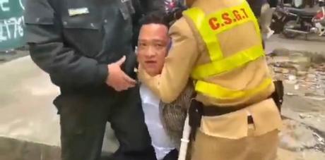 Khởi tố “Thần cồn” hất mũ kepi, “tung cước” vào Cảnh sát 141