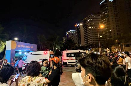 Một nhóm thanh niên tắm biển ở Đà Nẵng bị nước cuốn trôi
