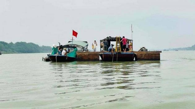 Tìm thấy thi thể thai phụ vụ TNGT trên sông Hồng, con trai nhỏ vẫn mất tích
