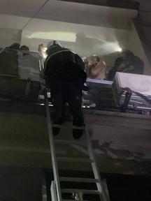 Cứu 4 người trong gia đình vụ cháy ở Hà Nội