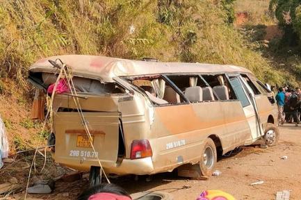 Ôtô chở 18 người đi đám cưới rơi xuống vực, 3 người tử vong