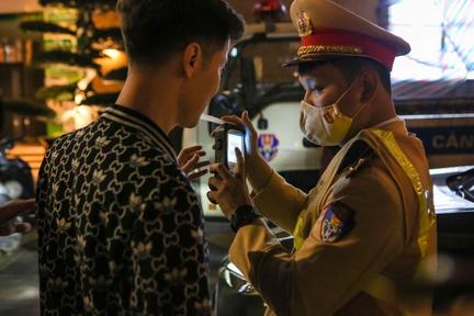 Tăng cường xử lý nghiêm những hành vi chống đối khi yêu cầu kiểm tra nồng độ cồn 