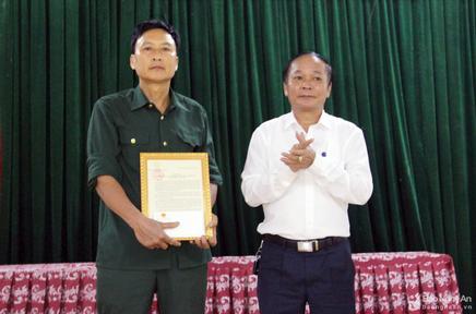 Trao Thư khen của Chủ tịch nước, Bằng khen của Chủ tịch UBND tỉnh Nghệ An cho tấm gương cựu chiến binh cứu người đuối nước