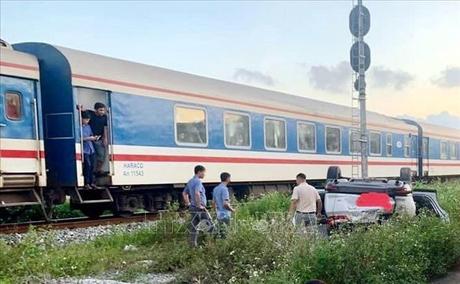 Tàu hỏa đâm văng ô tô 5 chỗ, 6 người may mắn thoát nạn