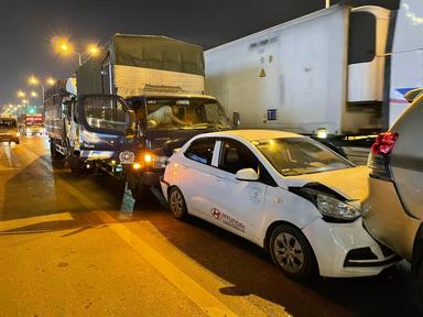 4 xe ô tô đâm nhau ở đường vành đai 3 trên cao