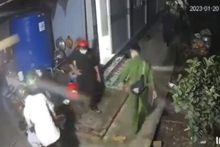 Đình chỉ công tác công an xã đánh người say rượu ở Bến Tre
