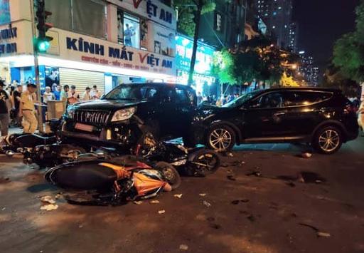 Hà Nội: Tai nạn liên hoàn giữa 4 ô tô và 6 xe máy