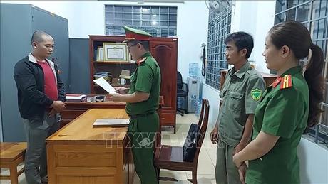 Khởi tố, bắt tạm giam cha dượng hành hạ, ngược đãi bé gái 7 tuổi