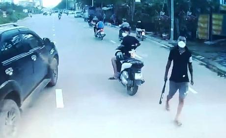 Hà Nội: Làm rõ nhóm đối tượng dùng hung khí chặn xe ô tô trên đường Nguyễn Văn Huyên