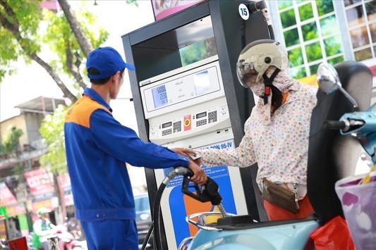 Giá xăng tăng gần 1.000 đồng mỗi lít từ tối 30/1