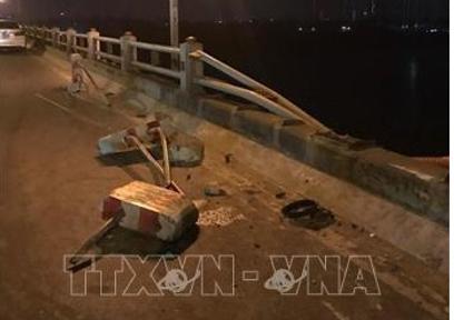 Xe tải húc đổ lan can cầu Thanh Trì lao xuống sông Hồng trong đêm