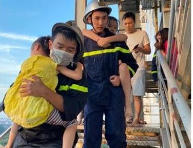 Hà Nội: Cứu 4 người thoát khỏi đám cháy lúc rạng sáng