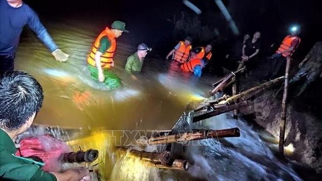 Vỡ đê tại Nghệ An, hàng trăm người dầm mưa xuyên đêm khắc phục