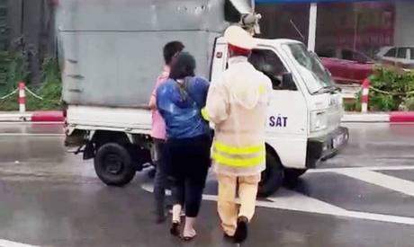 Cứu một người phụ nữ định nhảy cầu Chương Dương trong mưa lớn