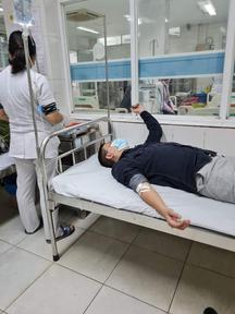 Nhóm côn đồ cầm hung khí vào sảnh chung cư đánh người tại Hà Nội