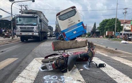 Đồng Nai: Xe khách tông chết người, hàng chục hành khách hoảng loạn