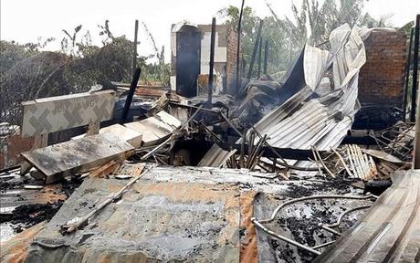 Đồng Tháp: Cháy lớn thiêu rụi 3 căn nhà