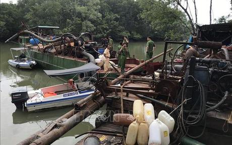 Đồng Nai: Bắt 2 phương tiện “khủng” bơm hút cát trái phép trên sông Đồng Nai