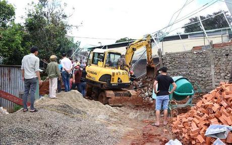 Đắk Nông: Sập bờ kè trụ sở Phòng CSGT, một người tử vong