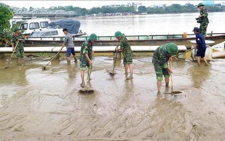 Tổng vệ sinh môi trường sau mưa lũ tại Thừa Thiên - Huế