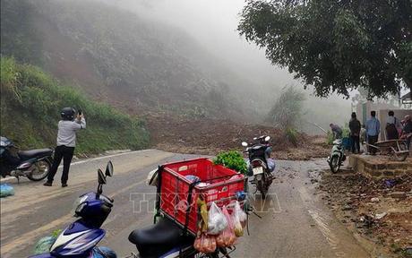 Sơn La: Sạt lở gây ùn tắc giao thông trên Quốc lộ 37