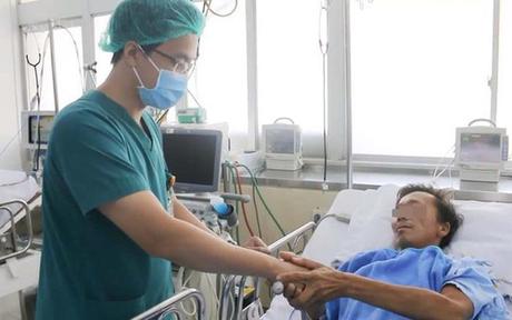 Người cha bắt rắn để có tiền đóng học cho con đã hồi phục