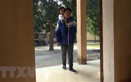 Ngành y tế hỗ trợ đôi bạn cõng nhau đến trường đạt hơn 28 điểm thi