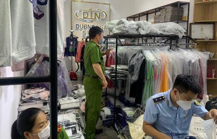 Tạm giữ gần 200 bộ quần áo có dấu hiệu giả mạo nhãn hiệu tại Bắc Ninh