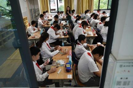 Chính phủ cấm dạy thêm, phụ huynh Trung Quốc tìm đến ‘chợ đen’ để cứu điểm cho con