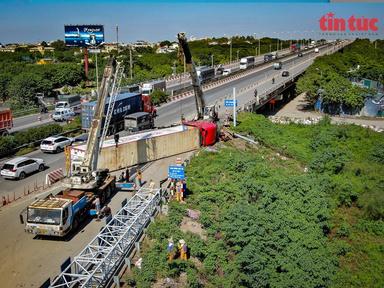 Video toàn bộ hiện trường vụ xe container lật trên cầu Thanh Trì, gây ùn tắc 10 tiếng đồng hồ