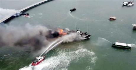 Cháy hai tàu du lịch trên vịnh Hạ Long