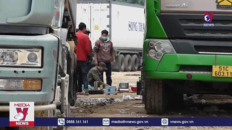 Tài xế vất vả chờ đợi ở cửa khẩu Lạng Sơn