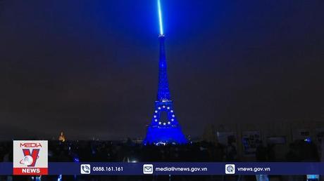 Tháp Eiffel khoác màu cờ EU chào đón năm mới