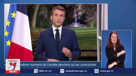 Người dân Pháp đón năm mới với nhiều cảm xúc