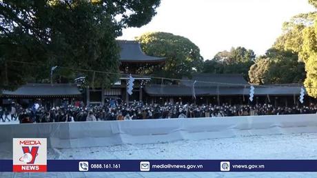 Người dân Nhật Bản đi lễ chùa đầu năm