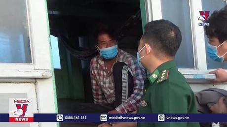Bộ đội Biên phòng Sóc Trăng tiếp nhận 2 ngư dân gặp nạn trên biển

