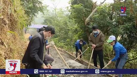 Thanh niên góp sức làm đường ở bản H'Mông

