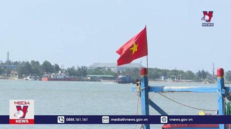 Cờ Tổ quốc cùng ngư dân bám biển

