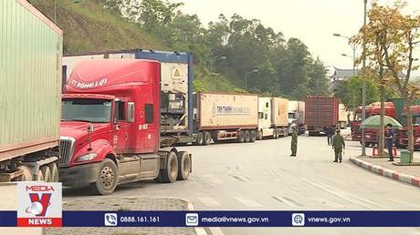 Kéo dài thời gian làm việc để giải tỏa ùn tắc nông sản