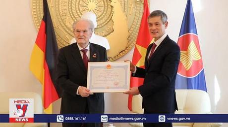 Trao tặng Huân chương Hữu nghị cho Giáo sư Đức