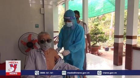 Vĩnh Long tổ chức tiêm vaccine tại nhà cho người lớn tuổi