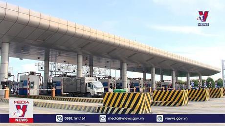 Xử phạt nghiêm lái xe đi vào làn đường dành riêng thu phí không dừng