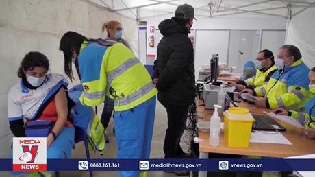 Omicron bộc lộ khác biệt chính sách chống dịch giữa Đông và Tây