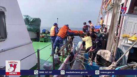 Cảnh sát biển 1 cấp cứu 5 thuyền viên Nghệ An gặp nạn

