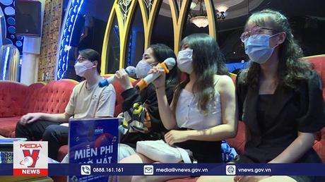 Karaoke TP.HCM hút khách ngày đầu mở cửa trở lại