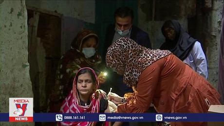 Pakistan tiêm vaccine tận nhà cho nữ giới