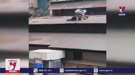 Người đàn ông lao vào 