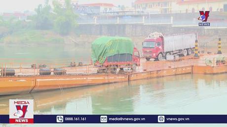 Nhiều xe vẫn đưa hàng ra cửa khẩu Móng Cái chờ xuất khẩu