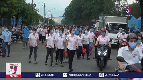 Thưởng Tết ở nhiều tỉnh thành tương đương năm ngoái