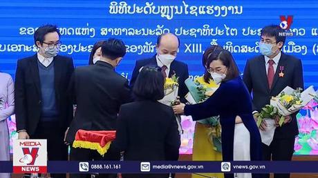 Trao tặng Huân chương Lao động của Lào cho các cán bộ Việt Nam